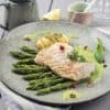 Kabeljauwfilet met asperges, zaden en noten en een luchtige saus