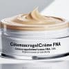 Cetomacrogolcrème FNA is een hydrofiele crème die de huid verzorgt en uitdroging voorkomt