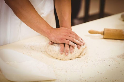 Waarom steeds meer mensen pizzabollen kopen voor thuis en horeca